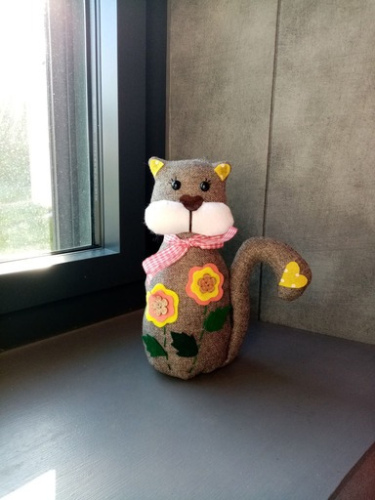 Chat cale porte jaune